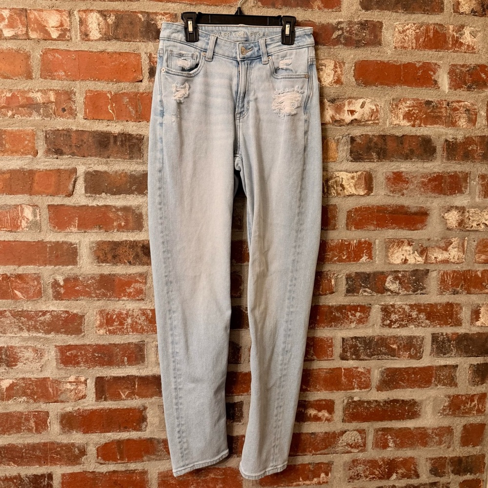 P61 - American Eagle Outfitters Light Wash Distressed Straight Leg Jeans